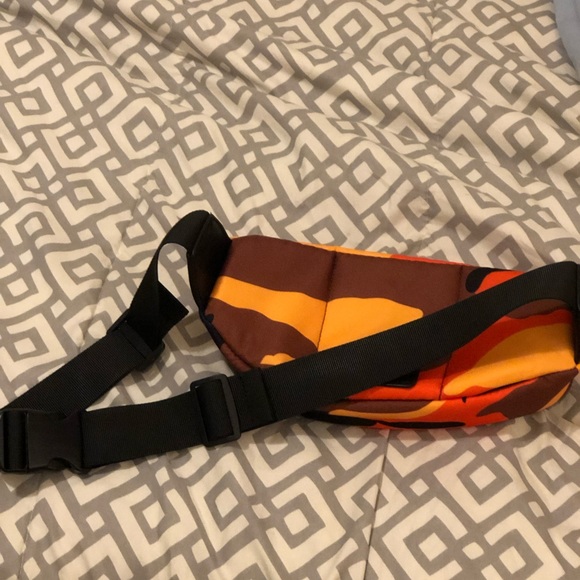 Fashion nova camo fanny pack - Picture 2 of 3